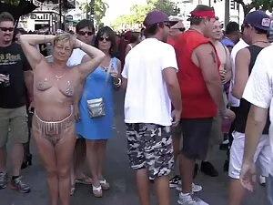 Acariciou uma loura  ...