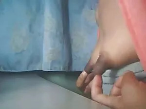 Шлюшка трахает себя  ...
